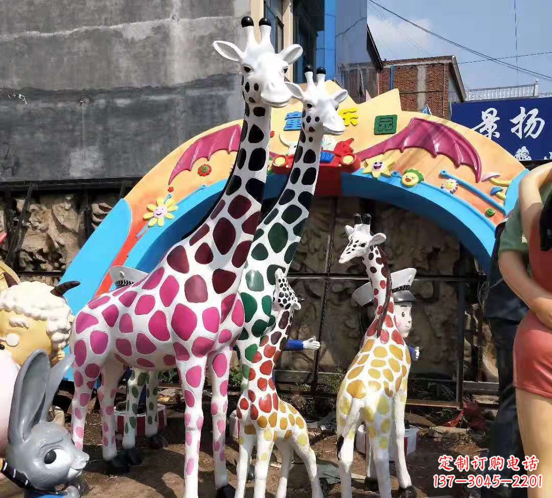 三明玻璃钢材质的长颈鹿雕塑——点缀公园景观