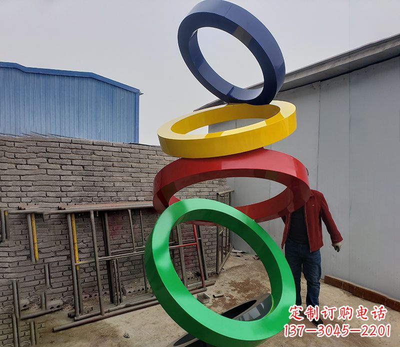 三明璀璨缤纷的不锈钢圆环雕塑