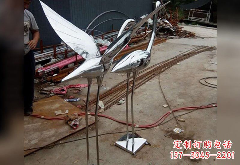 三明不锈钢仙鹤雕塑象征着美丽与和谐