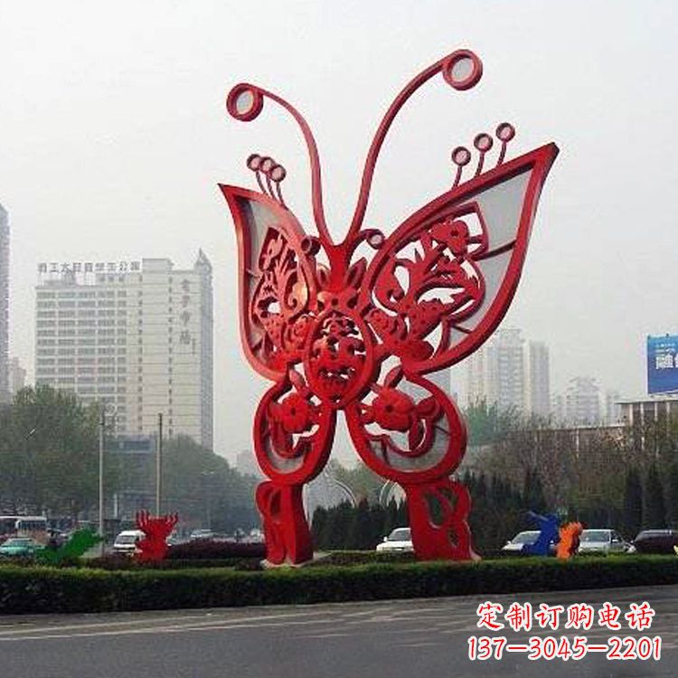 三明绿化带上的大型红色蝴蝶雕塑