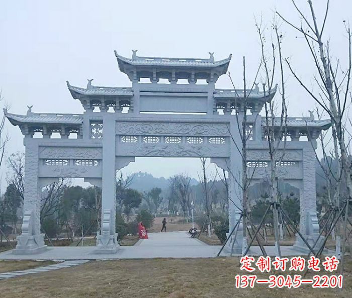 三明村口三门石雕牌楼古朴华丽