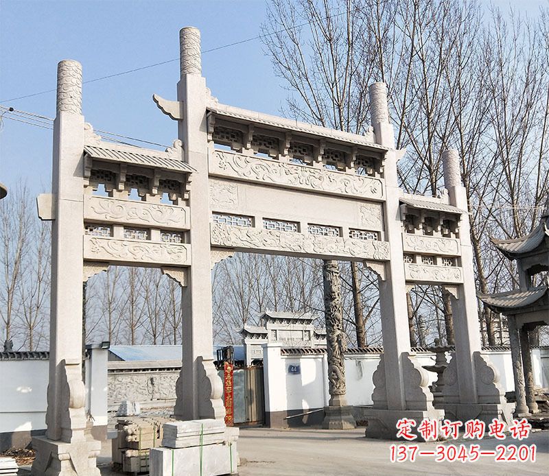 三明村口的珍贵文化——牌坊雕塑