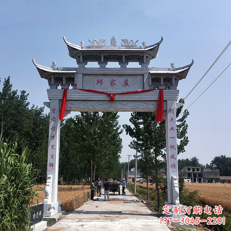 三明古村落中的石牌坊雕塑