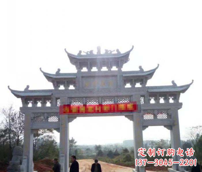 三明三门石雕牌楼古老而精美的雕塑