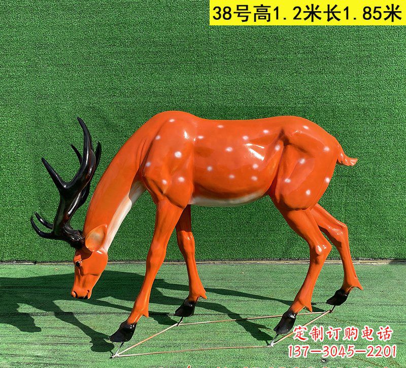 三明以玻璃钢精心制作的梅花鹿雕塑