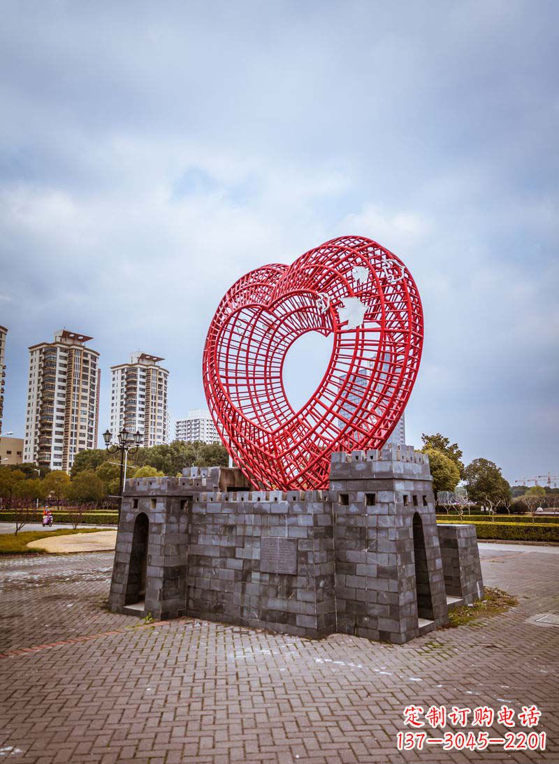 三明拥抱和平的心以心型和平鸽雕塑传递心意
