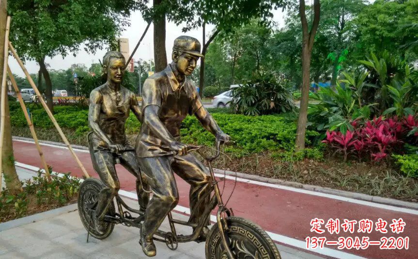 三明公园两人骑自行车铜雕