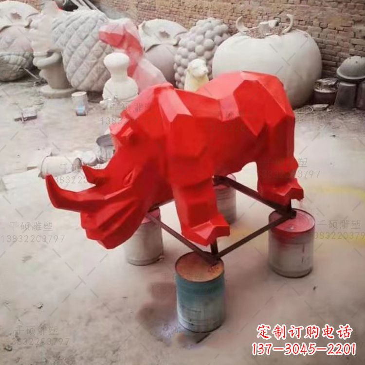 三明红色几何切面抽象犀牛雕塑