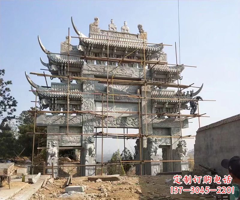 三明石牌坊外东侧的龙凤雕塑