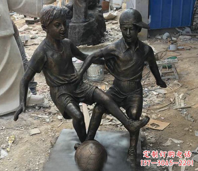 三明踢足球公园人物铜雕
