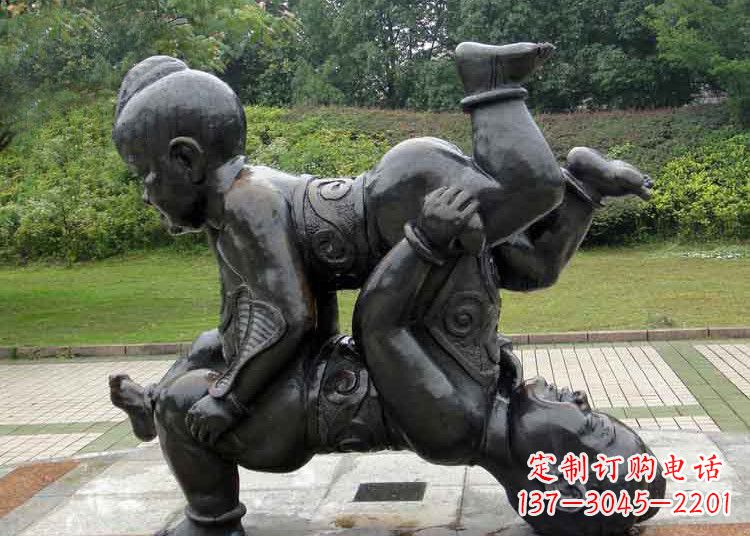 三明顽皮的小孩