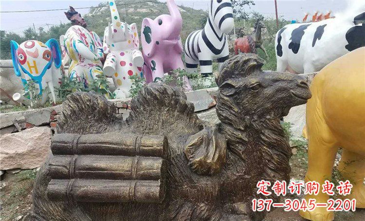 三明卧着的骆驼动物铜雕 (2)