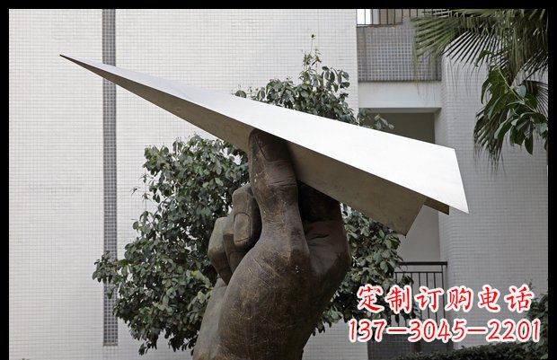三明小区不锈钢手拿纸飞机雕塑