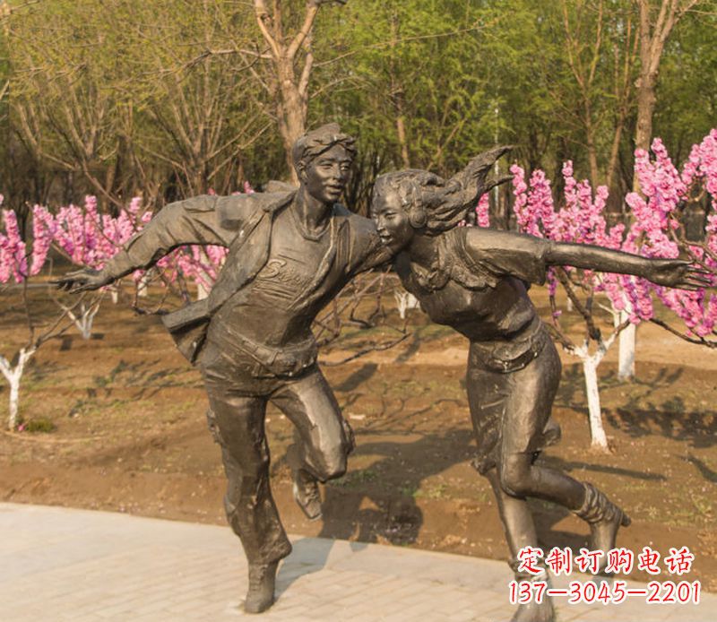 三明游玩的情侣铜雕