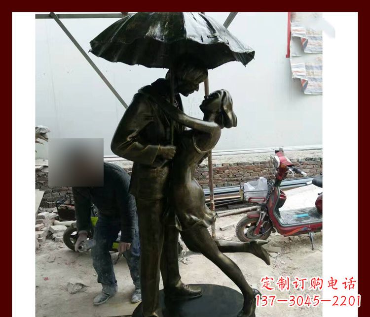 三明雨伞下拥抱的情侣铜雕