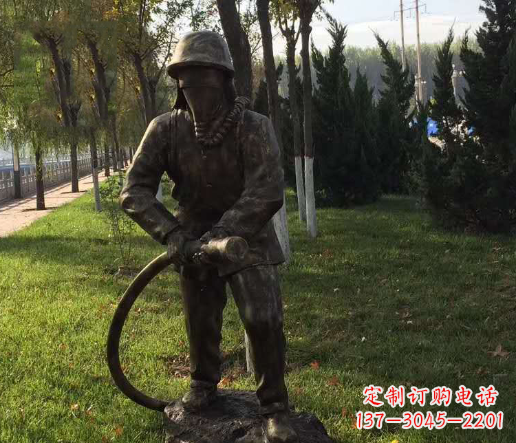 三明公园灭火的消防员铜雕